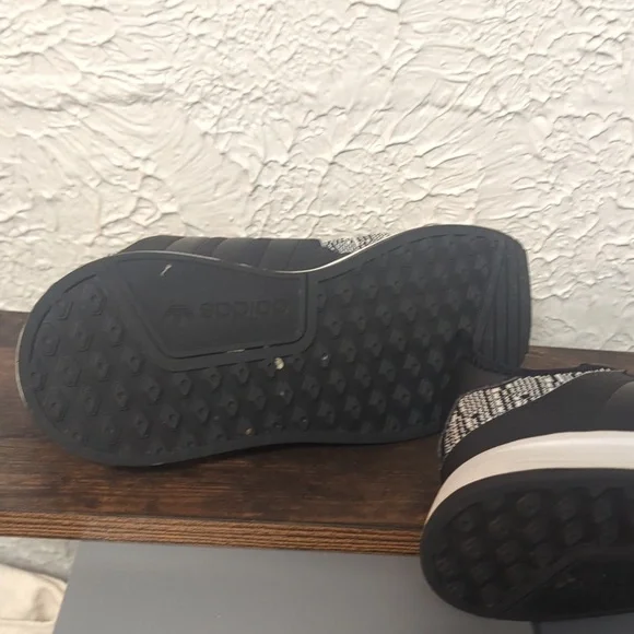 EC Boys ADIDAS Sneakers - Picture 3 of 4